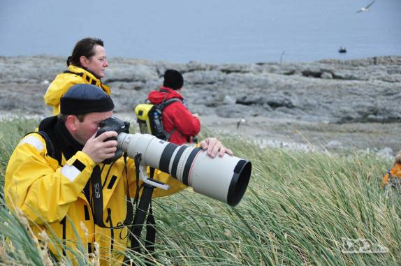 O Brian e sua pequena máquina fotográfica em Steeple Jason, no noroeste das Ilhas Malvinas